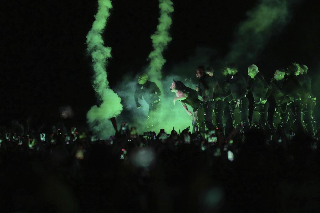 Lady Gaga上周六在巴西里約熱內盧科帕卡巴納海灘舉行她出道以來最大型演唱會,以多個破格造型獻唱名曲。(美聯社)