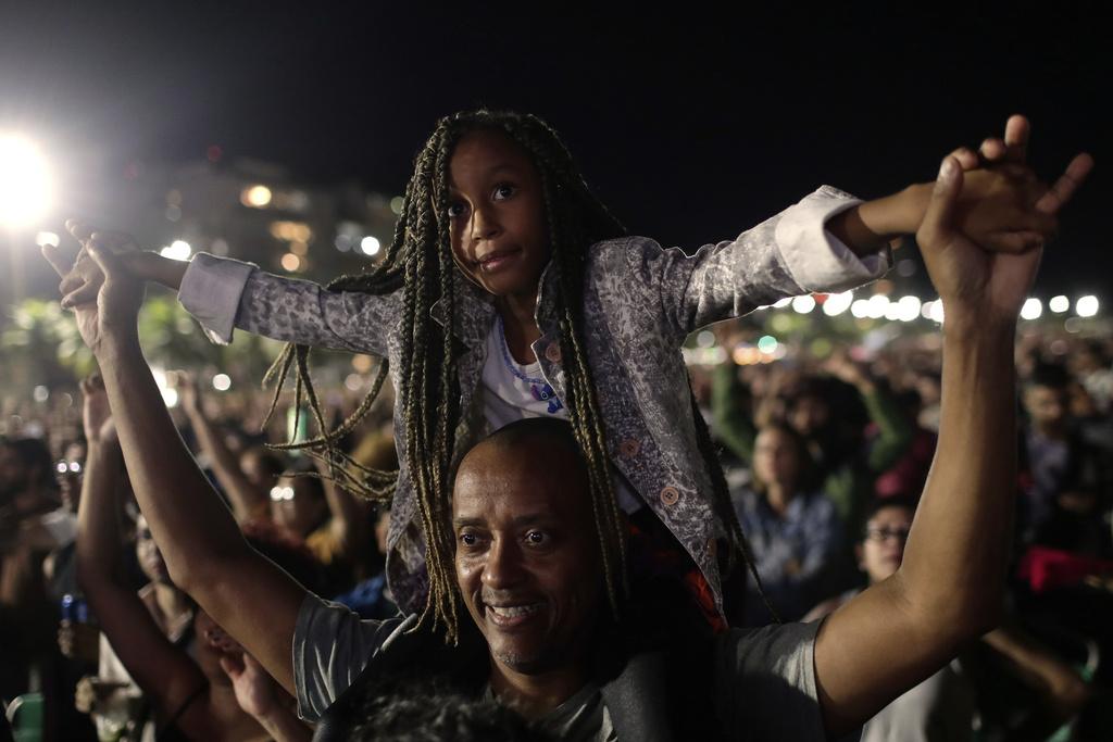 粉絲high爆,跟隨偶像又唱又跳。(美聯社)