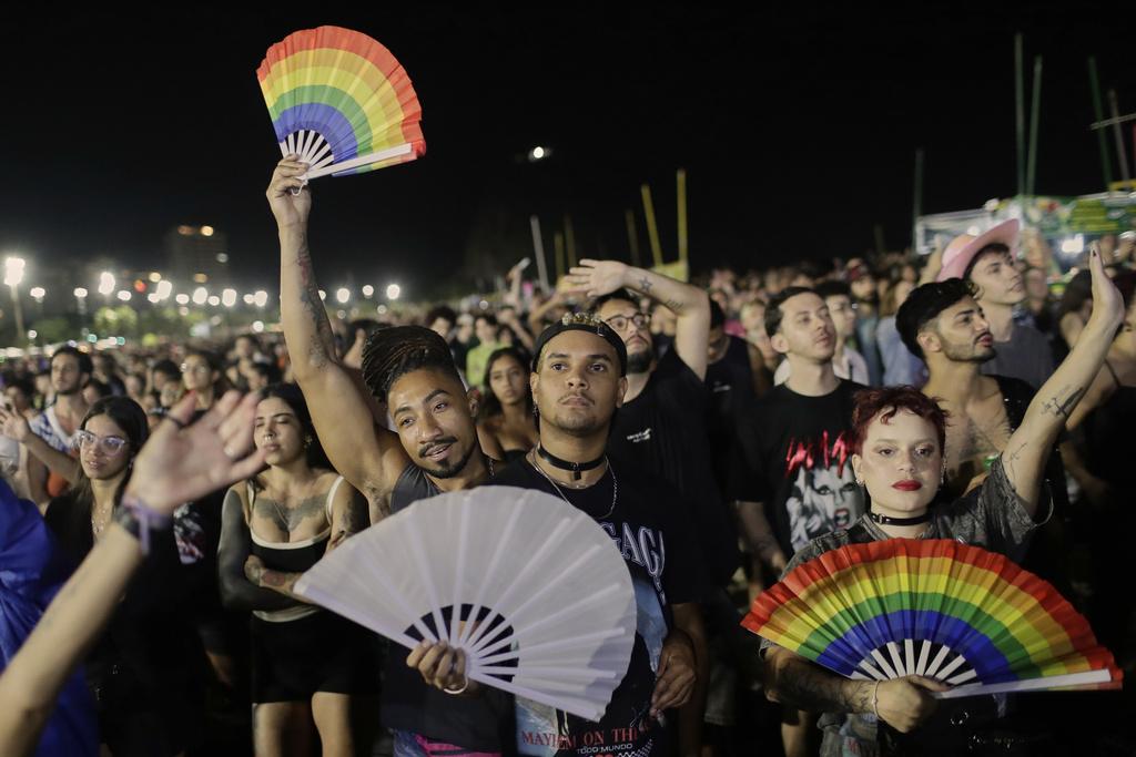 粉絲high爆,跟隨偶像又唱又跳。(美聯社)