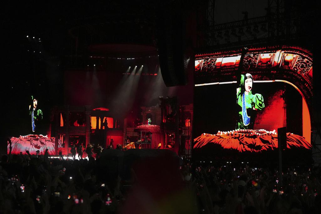 Lady Gaga上周六在巴西里約熱內盧科帕卡巴納海灘舉行她出道以來最大型演唱會,以多個破格造型獻唱名曲。(美聯社)