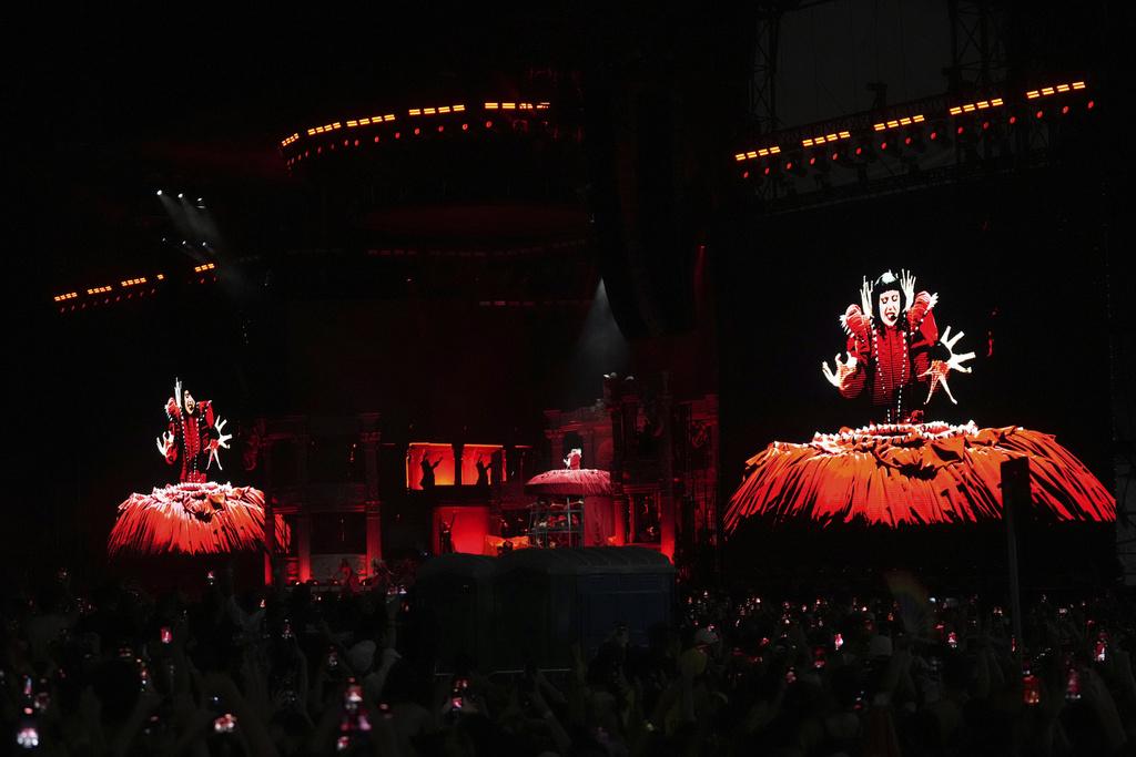 Lady Gaga上周六在巴西里約熱內盧科帕卡巴納海灘舉行她出道以來最大型演唱會,以多個破格造型獻唱名曲。(美聯社)