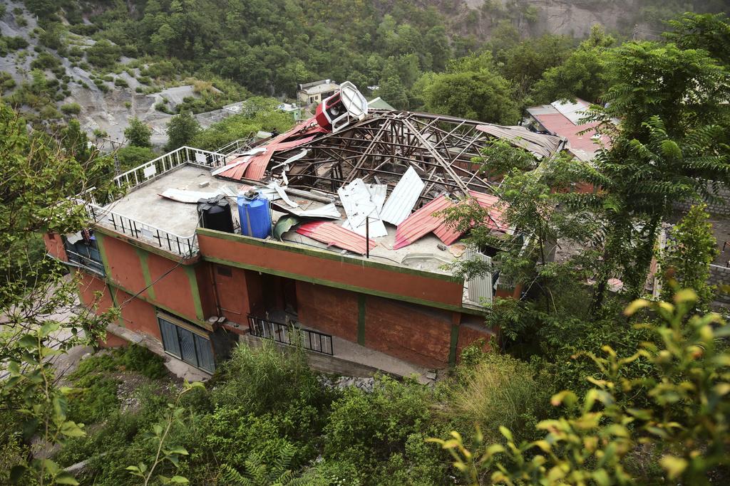 巴控克什米爾首府穆扎法拉巴德一座清真寺周三被印軍導彈摧毀。(美聯社)