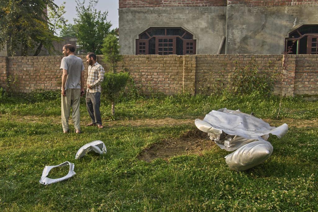 印控克什米爾普爾瓦馬地區周三發現疑似軍機殘骸。(美聯社)