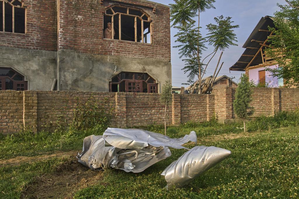 印控克什米爾普爾瓦馬地區周三發現疑似軍機殘骸。(美聯社)