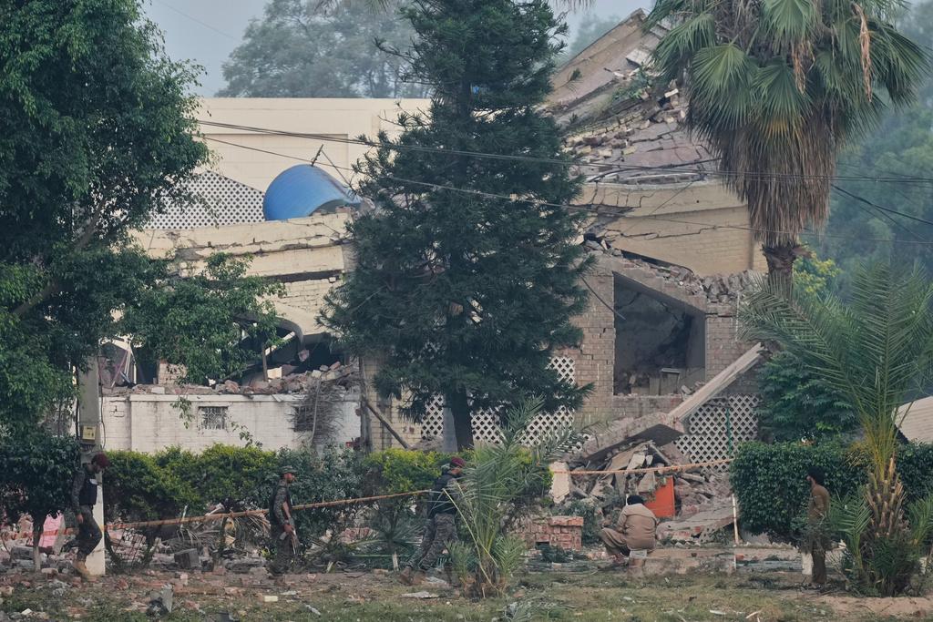 巴基斯坦旁遮普省Muridke鎮一幢建築物被印軍導彈擊中。(美聯社)