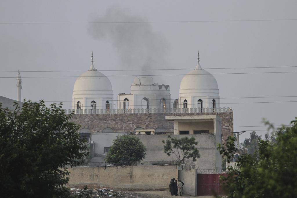 巴基斯坦巴哈瓦爾布爾一座伊斯蘭神學院遭印度導彈攻擊後冒煙。(美聯社)