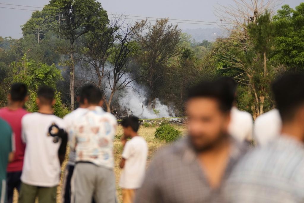 印控查謨地區有疑似軍機殘骸冒煙。(美聯社)