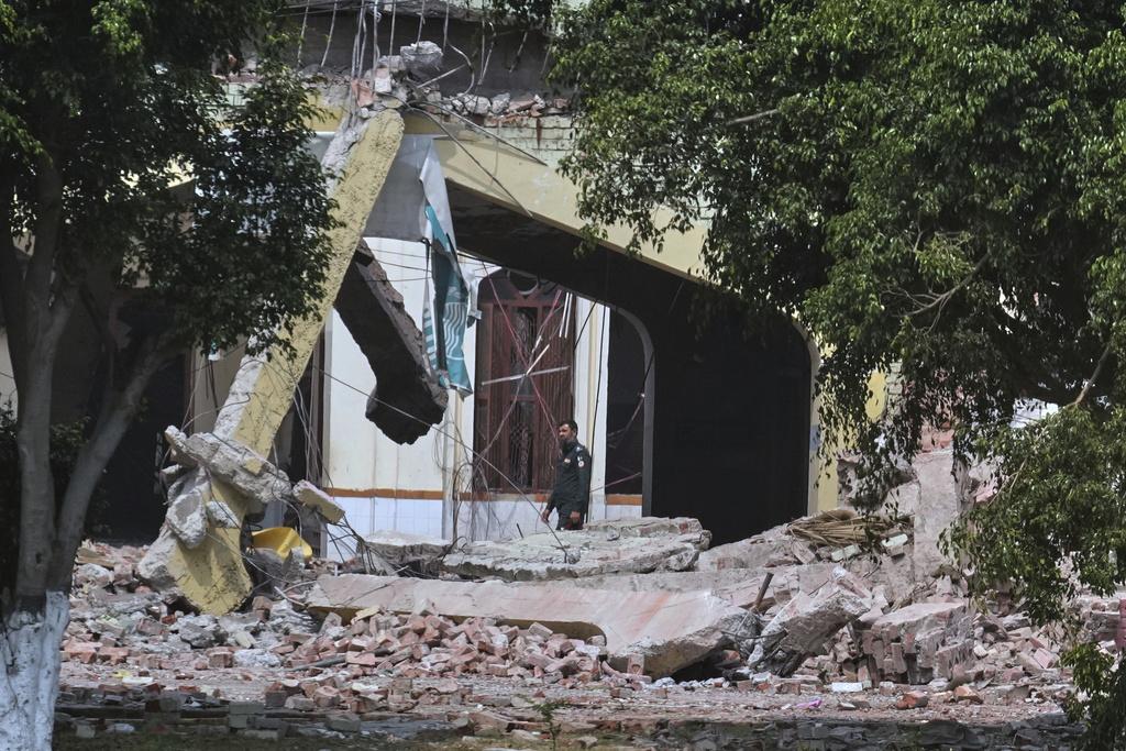 巴基斯坦旁遮普省Muridke鎮有建築物被印軍導彈擊中。(美聯社)