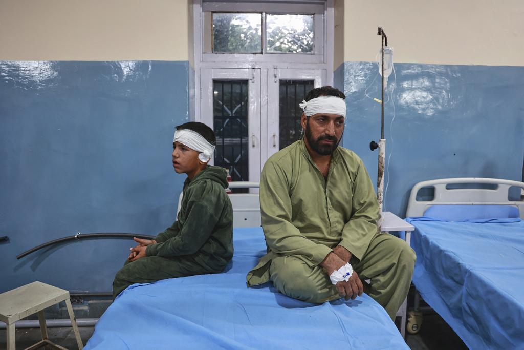 印控克什米爾地區遭受巴基斯坦炮轟報復,一對父子受傷留醫。(美聯社)
