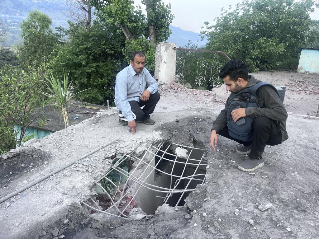 印控克什米爾地區有民房被巴基斯坦炮火擊中,屋頂留下大洞。(美聯社)