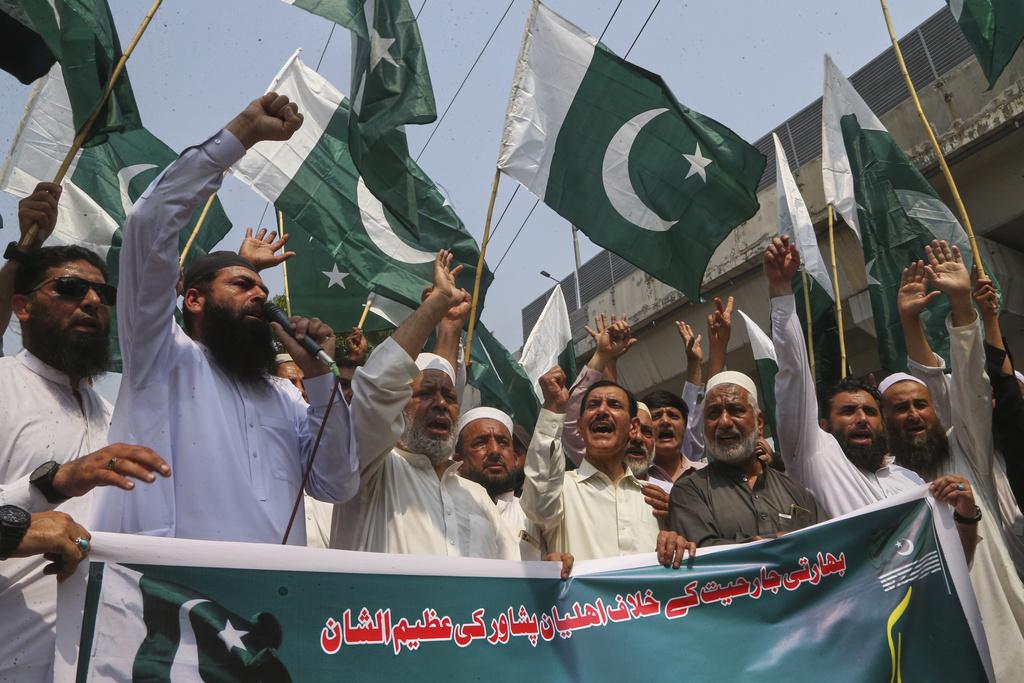 巴基斯坦白沙瓦有民眾示威,抗議印度空襲巴基斯坦,示威者焚燒印度國旗。(美聯社)