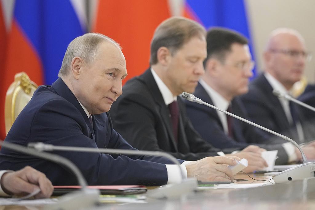 習近平周四在克里姆林宮與總統普京及俄官員會談。(美聯社)