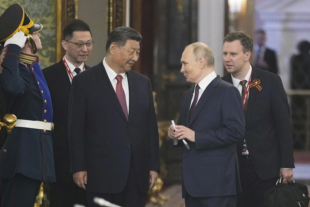 習近平抵達克里姆林宮,獲普京熱烈歡迎。(美聯社)