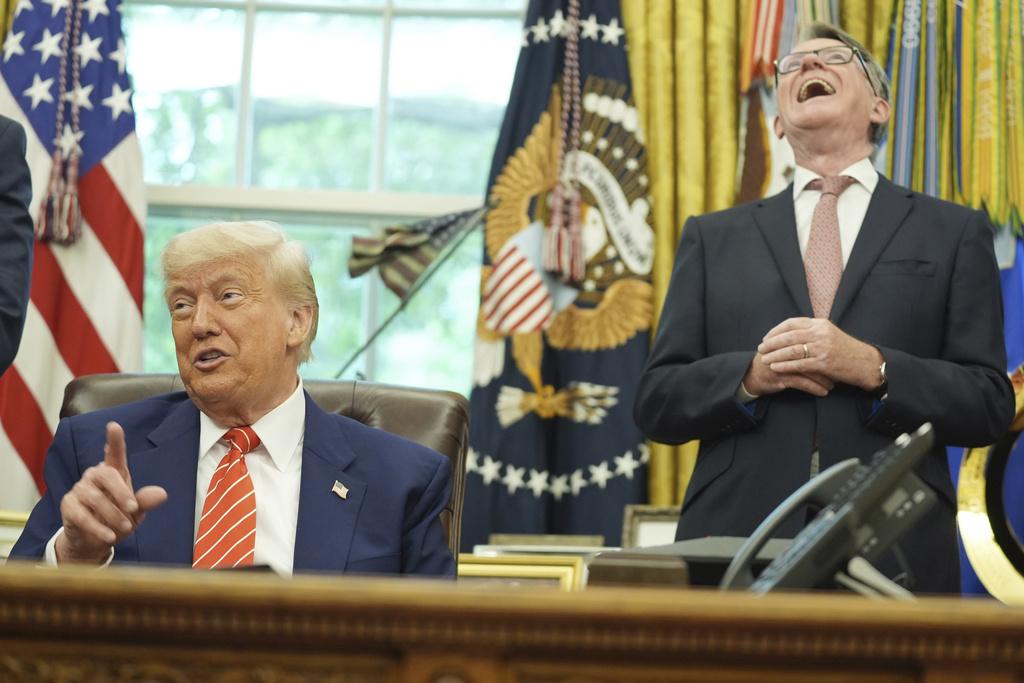 美國與英國達成首份貿易協議。圖為特朗普與英國首相斯塔默。(AP)