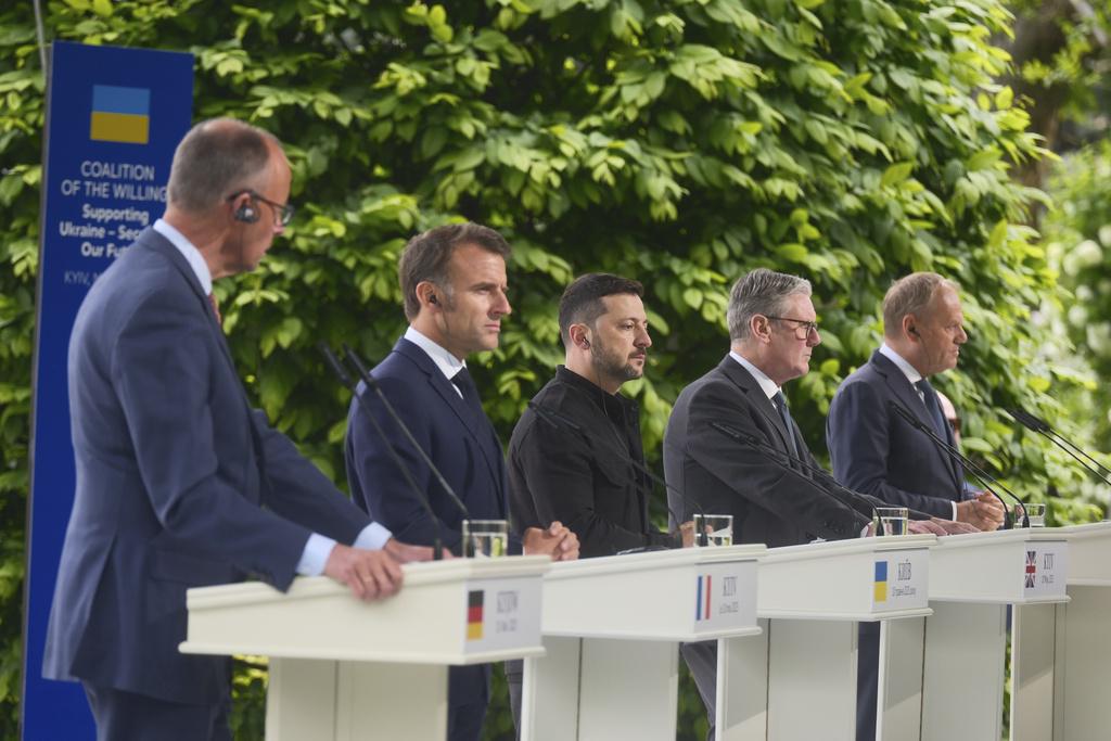 英國、法國、德國與波蘭組成「志願聯盟」上周六到訪烏克蘭首都基輔,並與總統澤連斯基舉行會談,其後5位領袖召開聯合記者會。(美聯社)