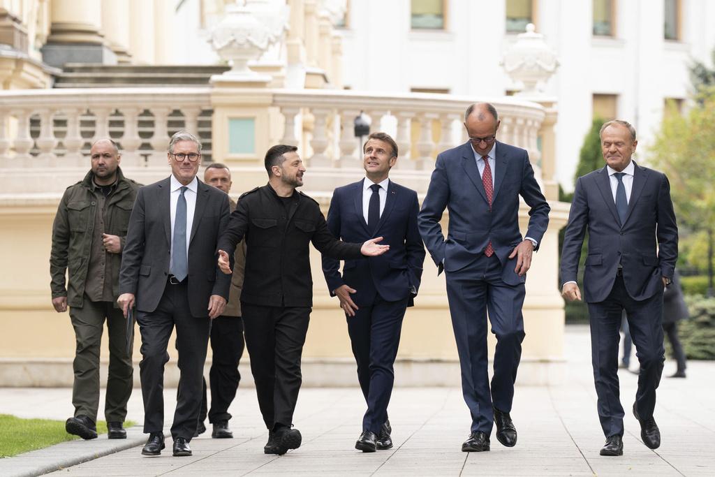 英國、法國、德國與波蘭組成「志願聯盟」4位領袖上周六到訪烏克蘭首都基輔,與烏總統澤連斯基磋商俄烏停火。(美聯社)