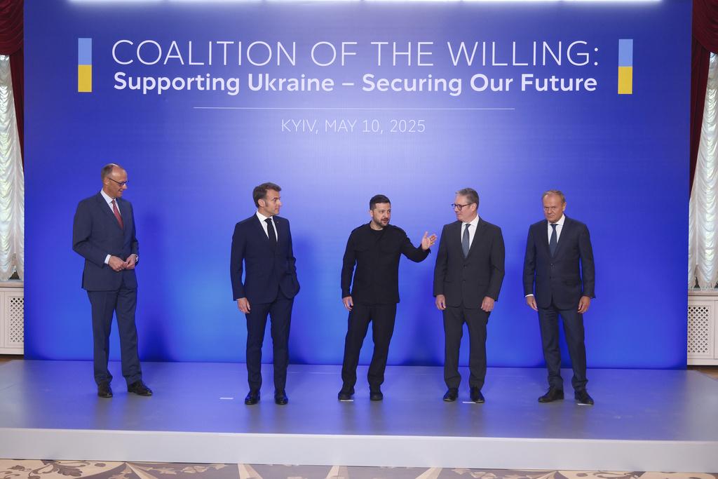 英國、法國、德國與波蘭組成「志願聯盟」4位領袖上周六到訪烏克蘭首都基輔,與烏總統澤連斯基磋商俄烏停火。(美聯社)