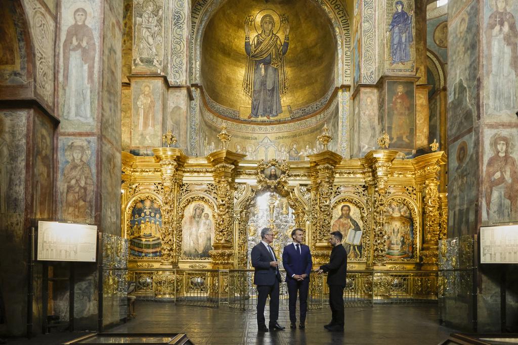 澤連斯基陪同馬克龍、施紀賢參觀基輔聖索非亞大教堂。(美聯社)