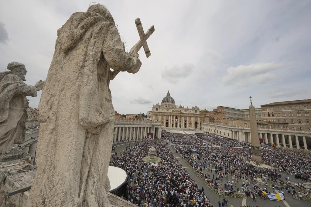 教宗在聖伯多祿大教堂露台發表主日祝福。(路透社、美聯社)