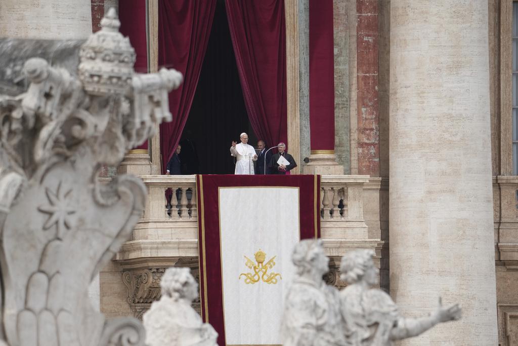 教宗在聖伯多祿大教堂露台發表主日祝福。(路透社、美聯社)