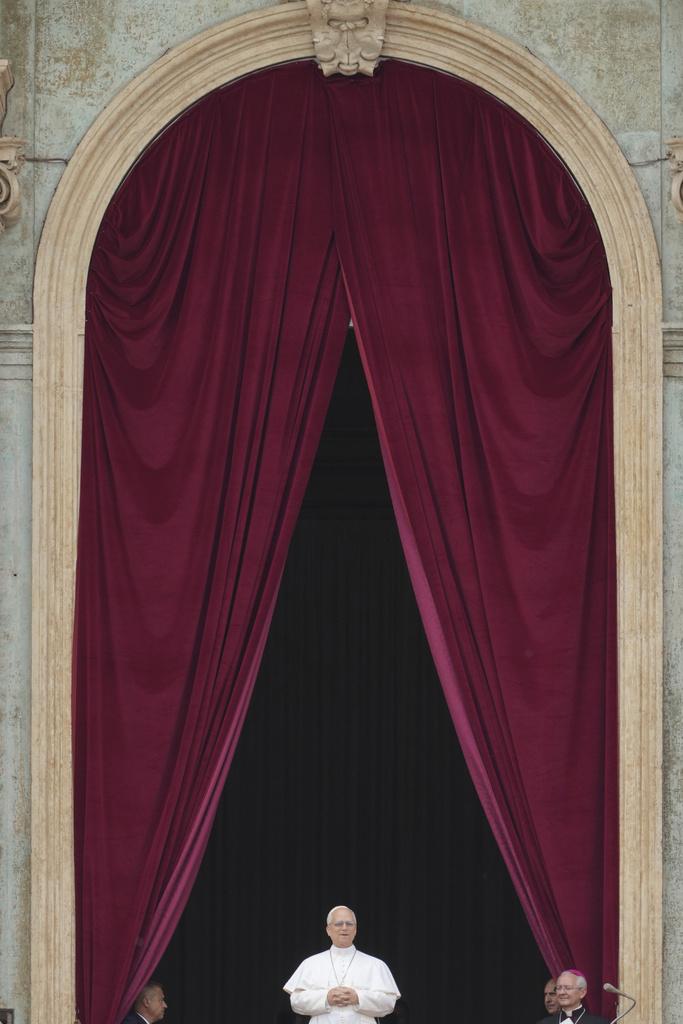 教宗在聖伯多祿大教堂露台發表主日祝福。(路透社、美聯社)