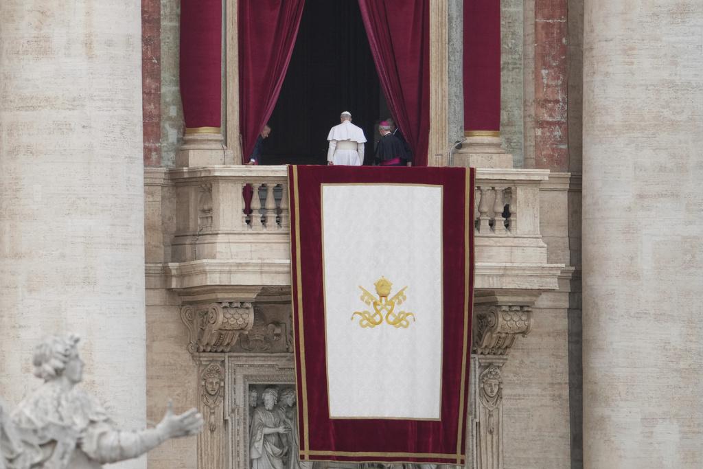 教宗在聖伯多祿大教堂露台發表主日祝福。(路透社、美聯社)