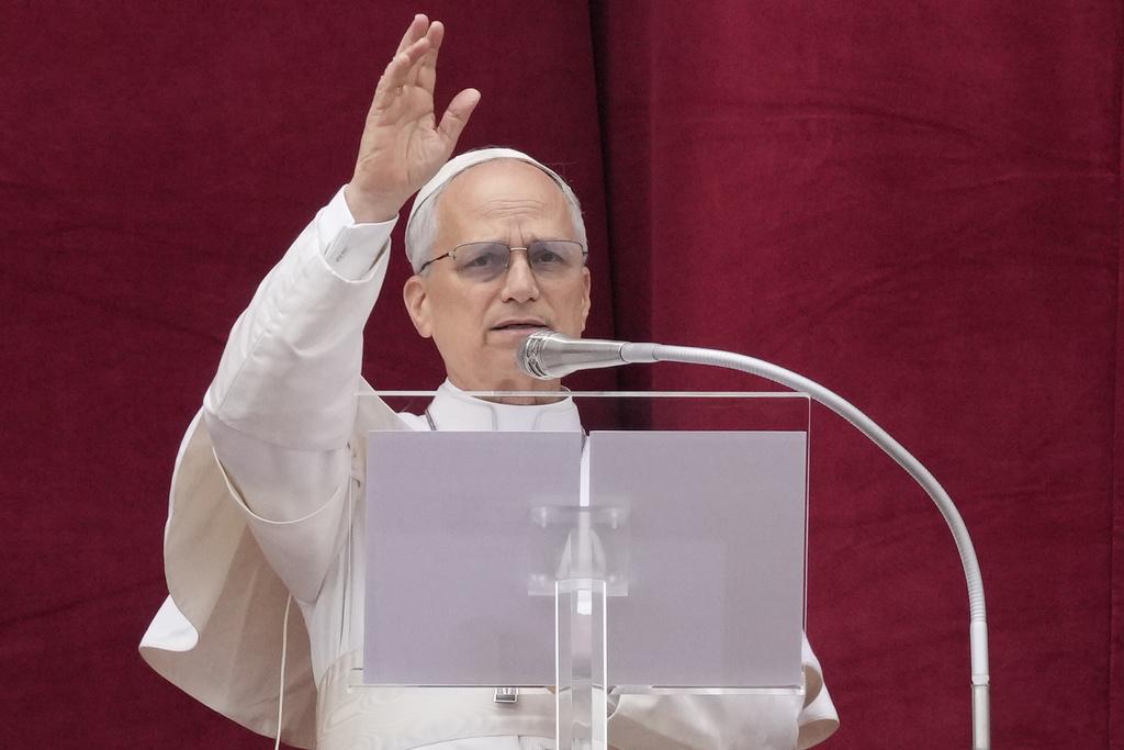 教宗在聖伯多祿大教堂露台發表主日祝福。(路透社、美聯社)