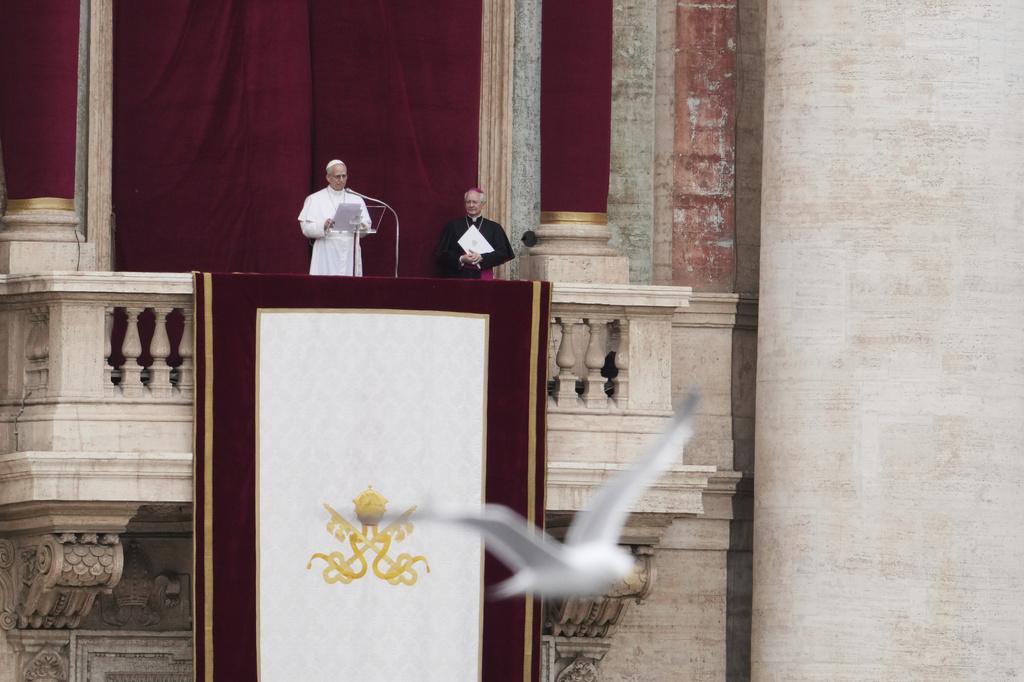 教宗在聖伯多祿大教堂露台發表主日祝福。(路透社、美聯社)