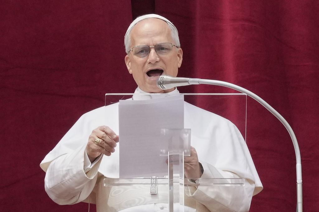 教宗在聖伯多祿大教堂露台發表主日祝福。(路透社、美聯社)