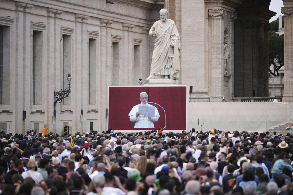 教宗在聖伯多祿大教堂露台發表主日祝福。(路透社、美聯社)