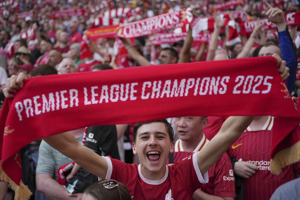 利物浦球迷提早慶祝英超冠軍。(美聯社)