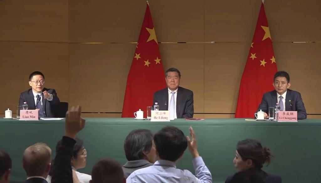 率領中方代表團的國務院副總理何立峰(中)表示,中美兩國達成重要共識。(AP)