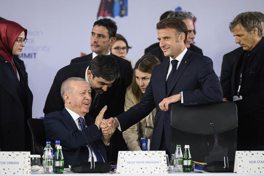 土耳其總統埃爾多安緊握法國總統馬克龍中指不放