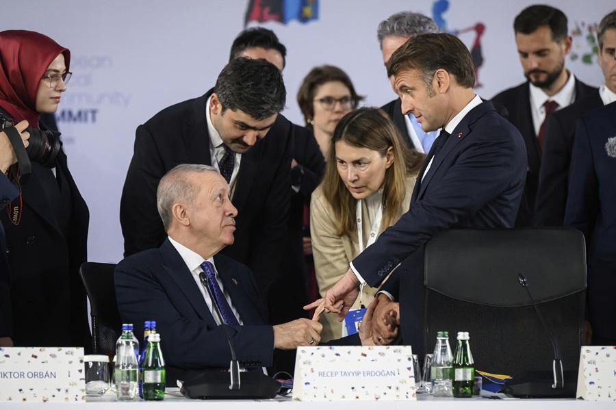 土耳其總統埃爾多安緊握法國總統馬克龍中指不放