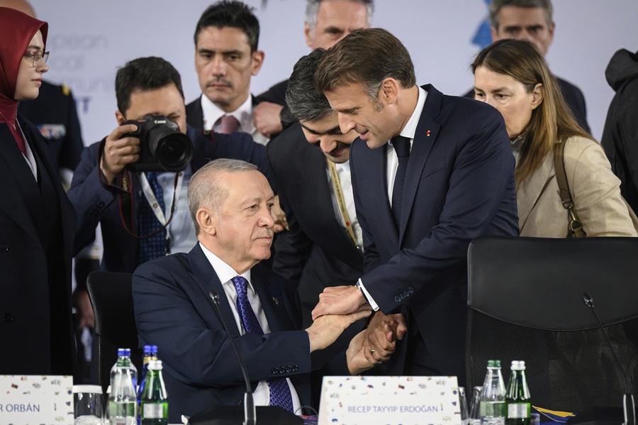 土耳其總統埃爾多安緊握法國總統馬克龍中指不放