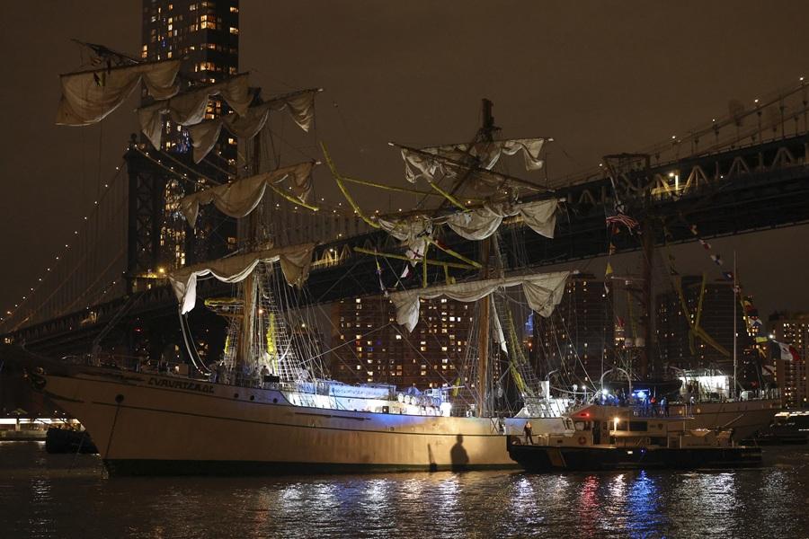 墨西哥海軍帆船撞紐約布魯克林大橋。(美聯社)