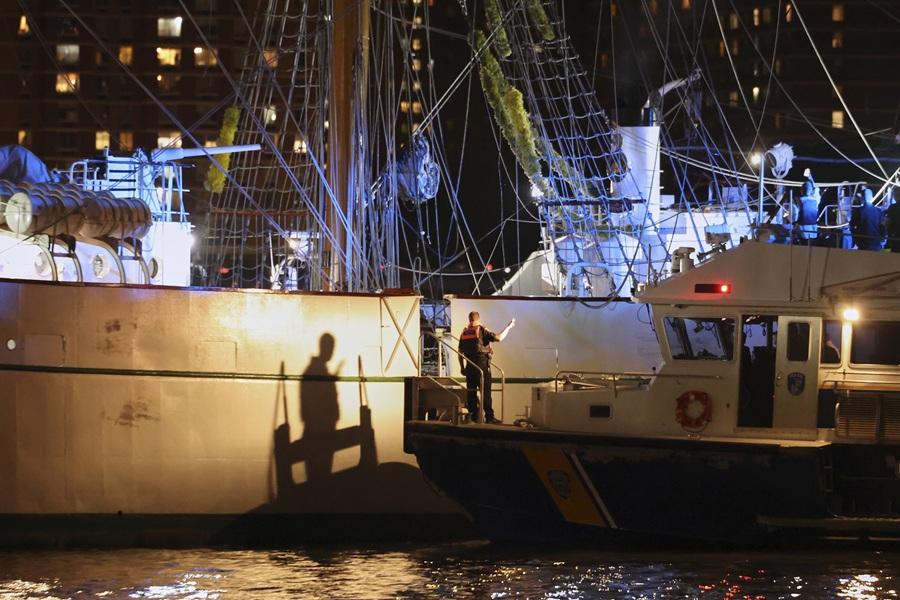 墨西哥海軍帆船撞紐約布魯克林大橋。(美聯社)