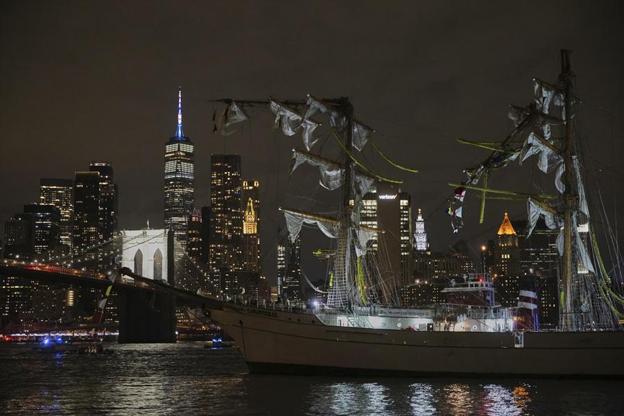 墨西哥海軍帆船撞紐約布魯克林大橋。(美聯社)