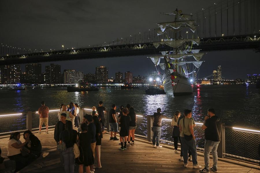 墨西哥海軍帆船撞紐約布魯克林大橋。(美聯社)