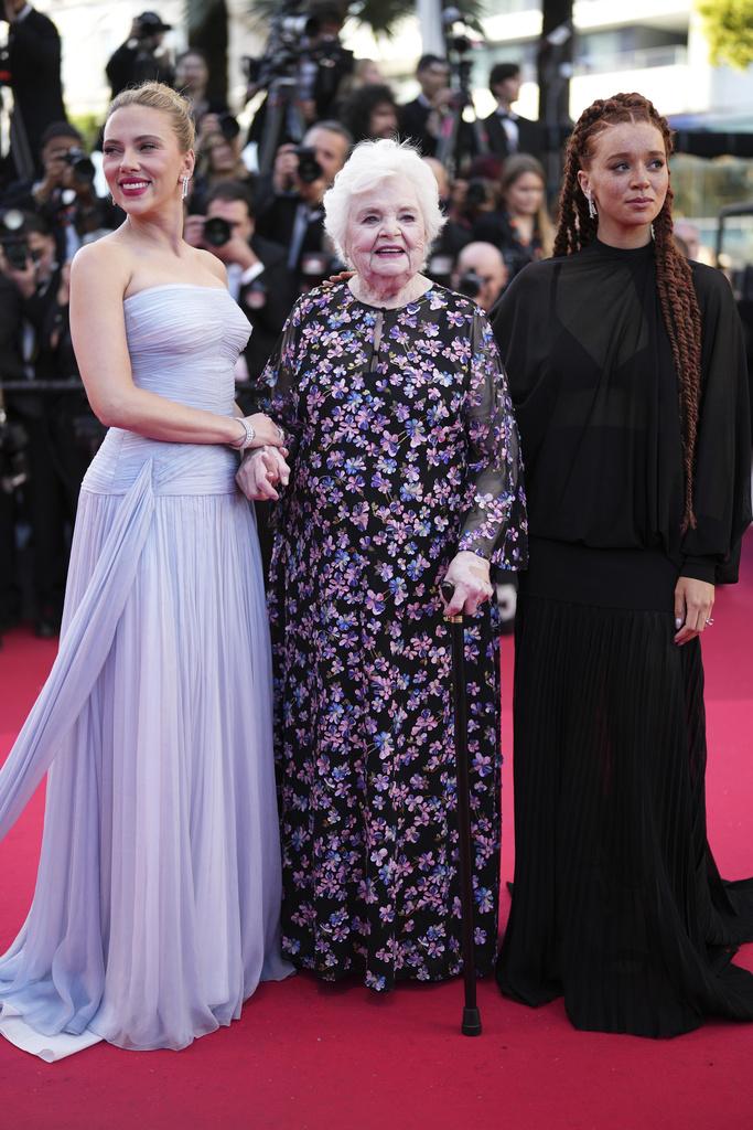 (左起)Scarlett Johansson、June Squibb及Erin Kellyman,一起亮相電影《A Private Life》的紅地氈。