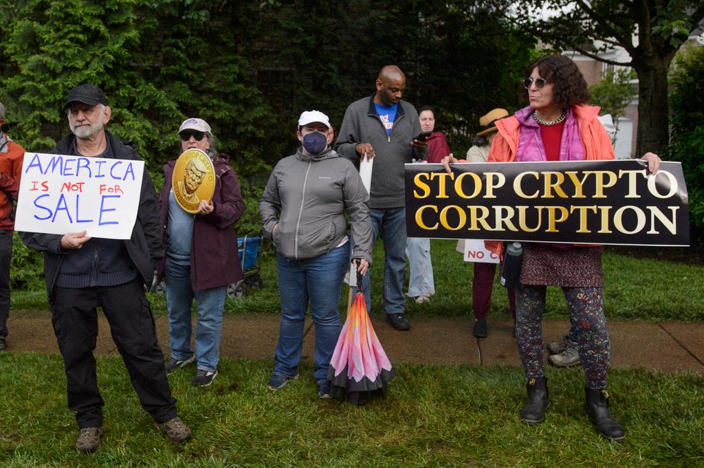 約100名示威者在現場外面抗議,並對著抵達賓客高喊「可恥」。(AP)