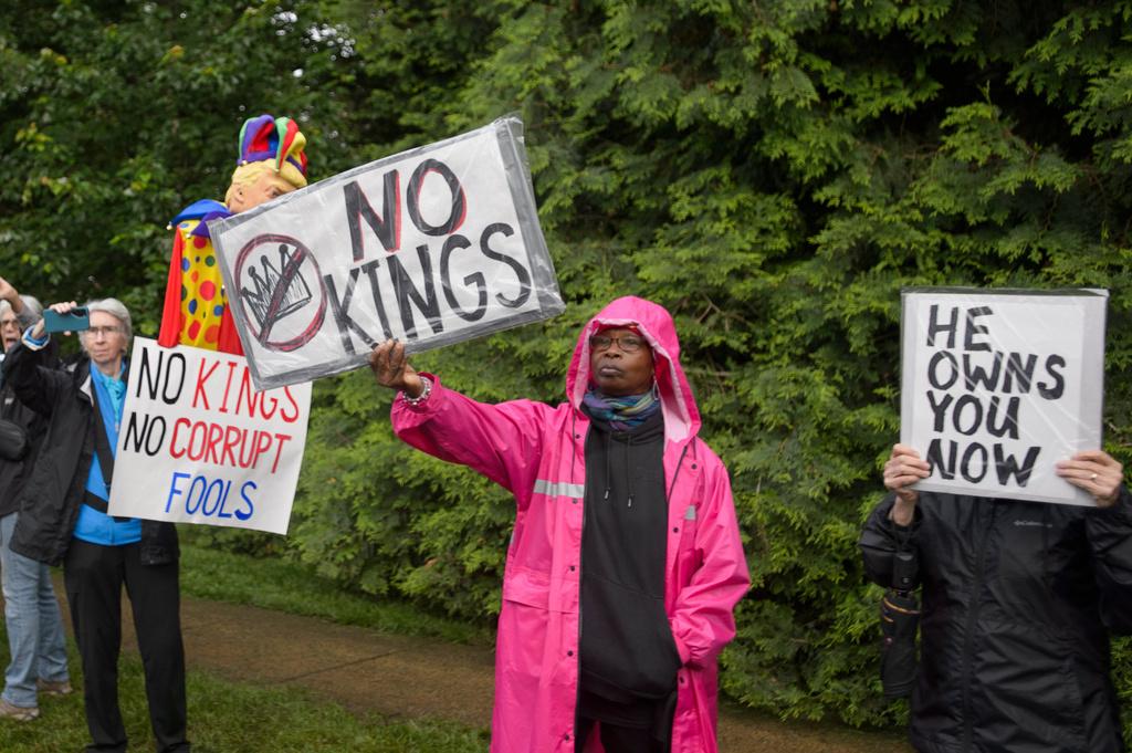 約100名示威者在現場外面抗議,並對著抵達賓客高喊「可恥」。(AP)