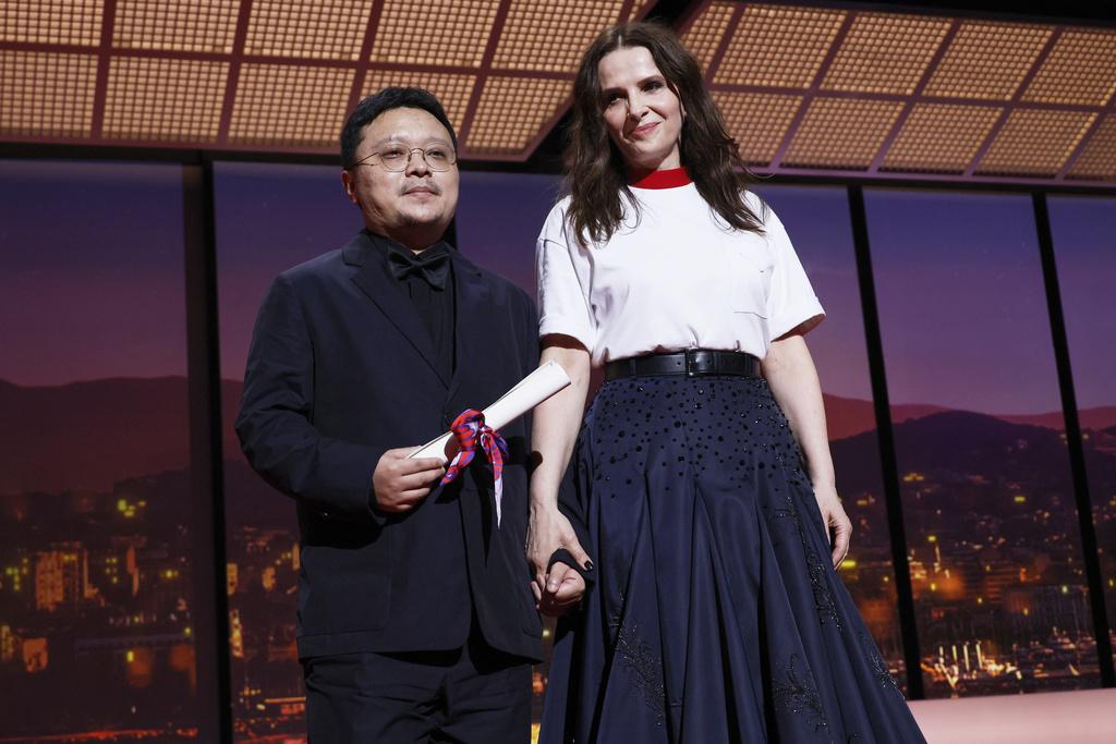 女星Juliette Binoche頒獎給《狂野時代》導演畢贛。