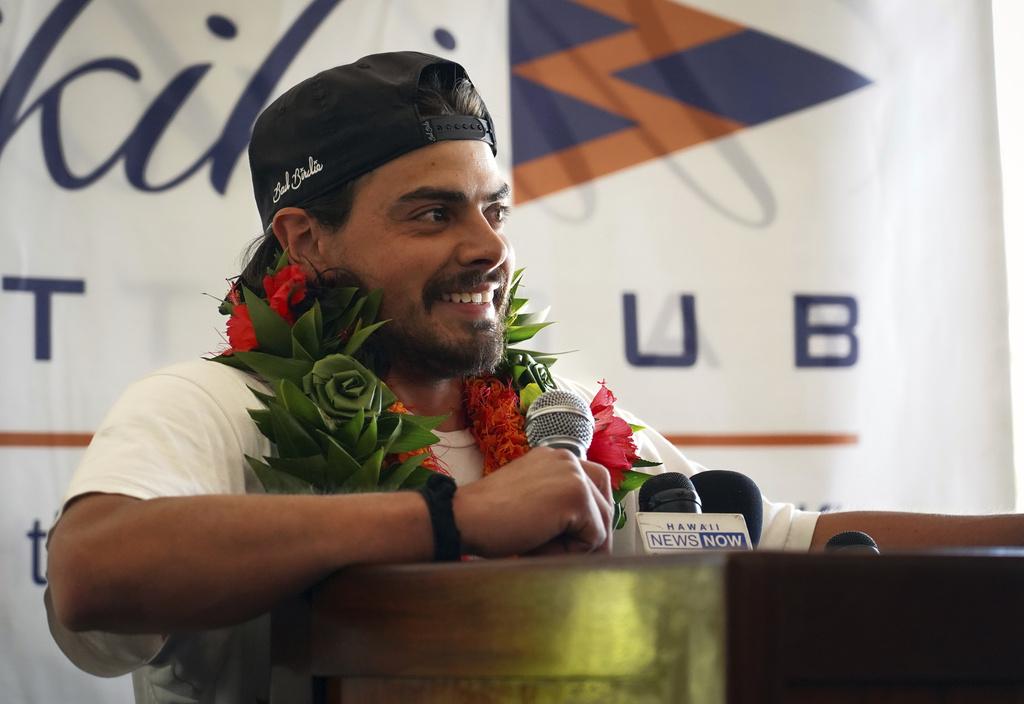 患上罕見病的Oliver Widger裸辭後與愛貓橫渡太平洋。(美聯社)