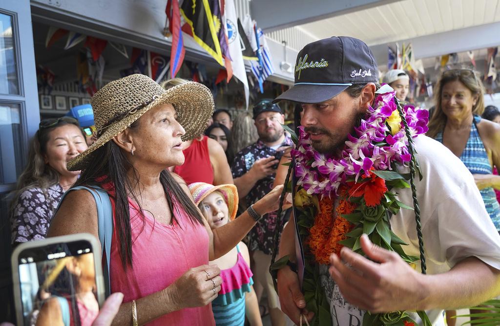 患上罕見病的Oliver Widger裸辭後與愛貓橫渡太平洋,並在夏威夷爆紅。(美聯社)