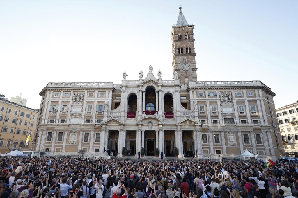 教宗良十四世周日在羅馬聖母大殿主持宗教儀式,並與信眾會面。(美聯社)