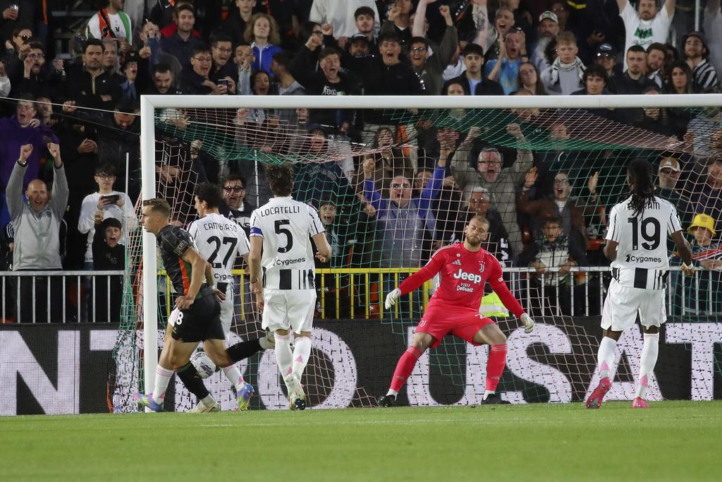 費拿2分鐘的入球一度領降班的威尼斯領先。(美聯社)