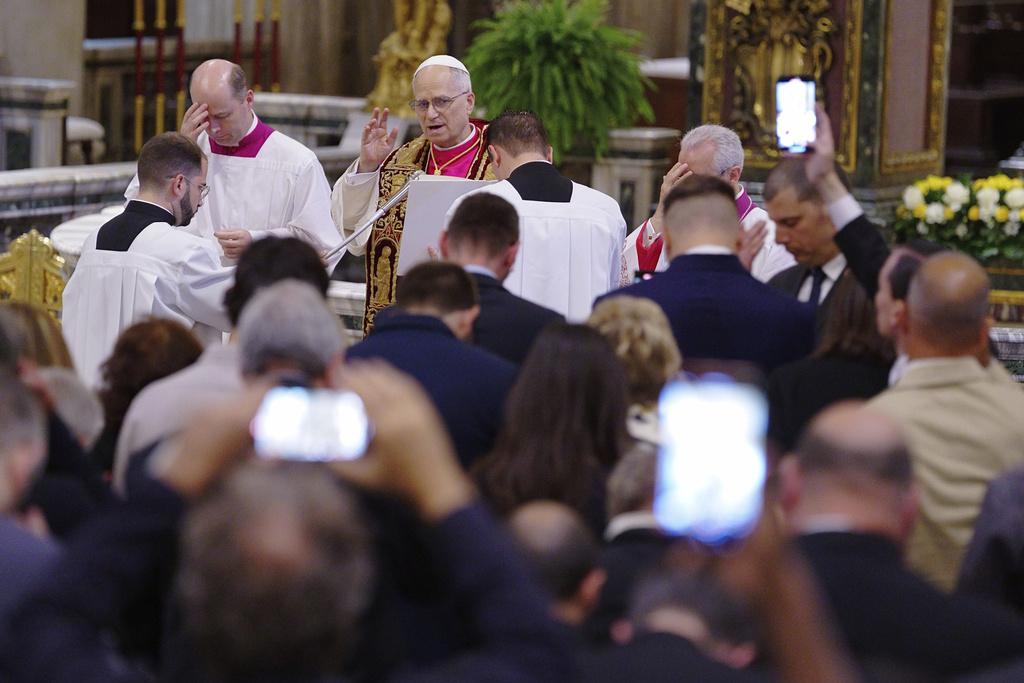 教宗良十四世周日在羅馬聖母大殿主持宗教儀式。(美聯社)
