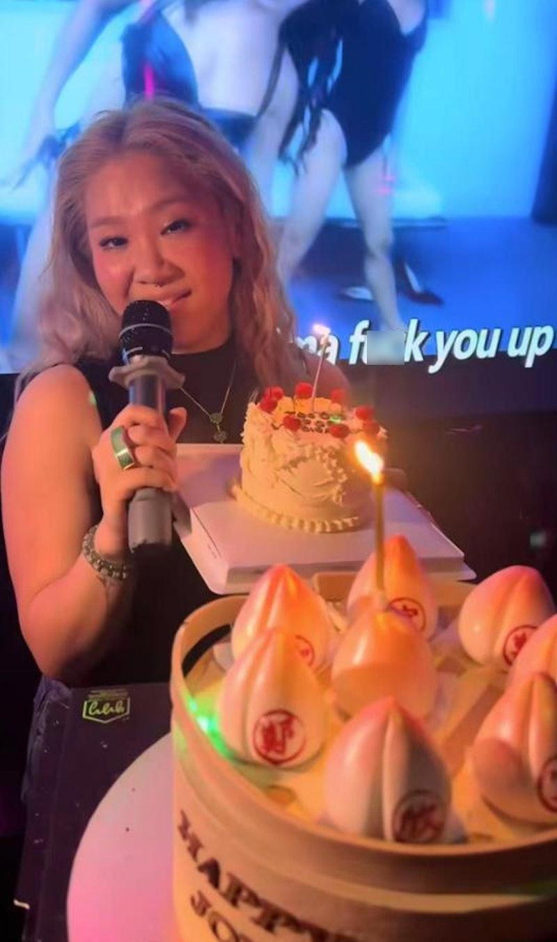 欣宜慶生的帖文未幾被刪除,而近幾次照片都見到欣宜愛戴翡翠。