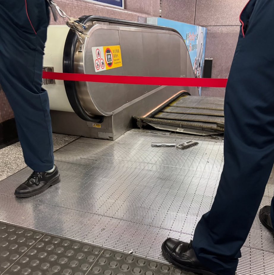 銅鑼灣站一條連接月台與大堂的扶手電梯突然停止運作,懷疑梯梳板或梯級移位,一名女乘客在意外中膝蓋受傷。(Threads圖片)